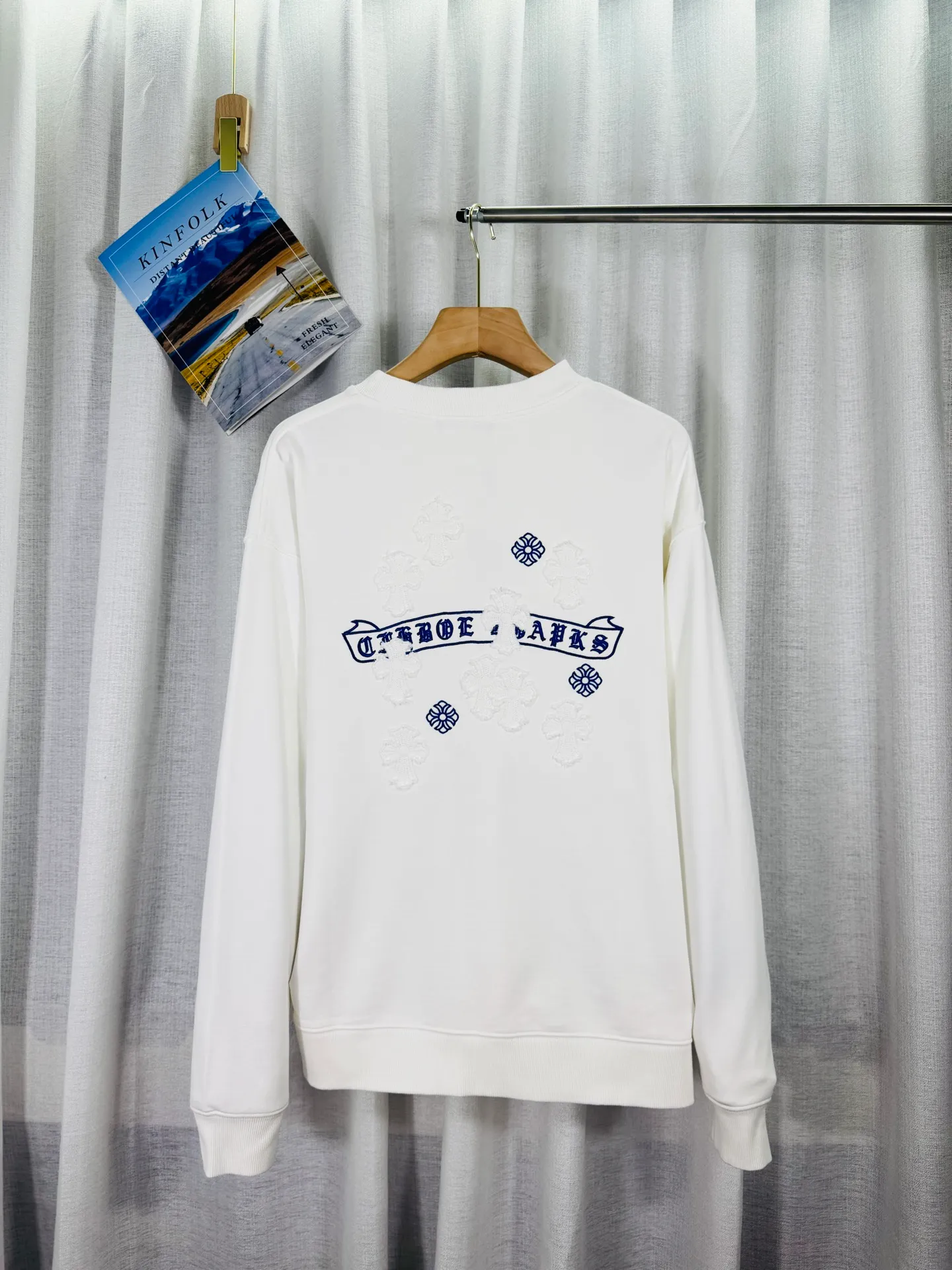 P260 top version, real shot without P, ​​different from market currency) 𝗖𝗵𝗿𝗼𝗺𝗲 𝗛𝗲𝗮𝗿𝘁𝘀/Cro Heart 2025 washed patch embroidery autumn and winter new original single counter American laser burnt 3D three-dimensional color embroidered couple casual sweatshirt 👑The highest version! Customized fabric 430g tripe terry fabric! American acid-washed and distressed original fabric laser burnt ✟appliqué embroidery and exquisite embroidery of letters! The best-selling model in the counter, very comfortable to wear. Accessories: original molded and authenticated collar label➕100% silk wash label. Genuine purchase-grade original hangtag➕matching hanging rope➕3D hanging beads➕original packaging bag. Craftsmanship: The original version has consistent wiring! The highest version of the armhole matching technique! Color: White Black Size: S M L XL Style Number: 25-357